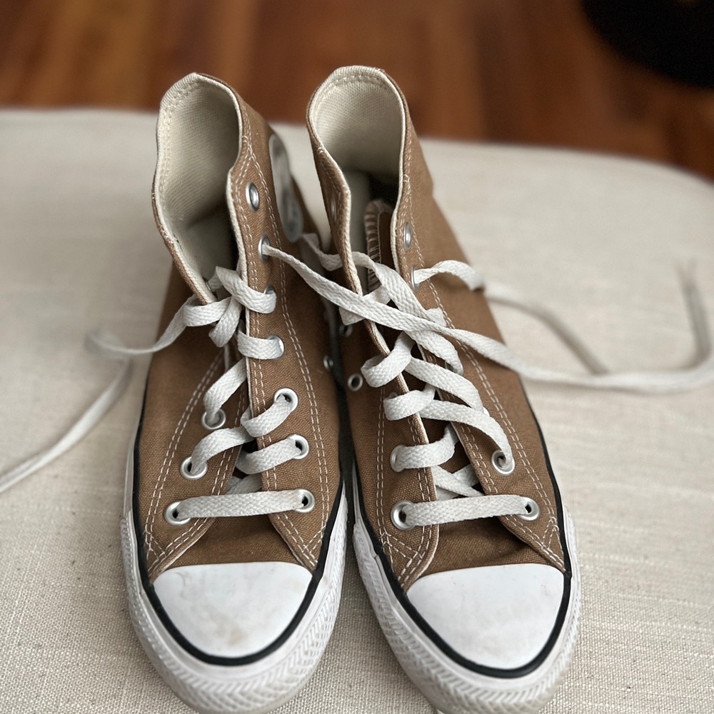Stylish High-Top Sneakers in Brown Canvas